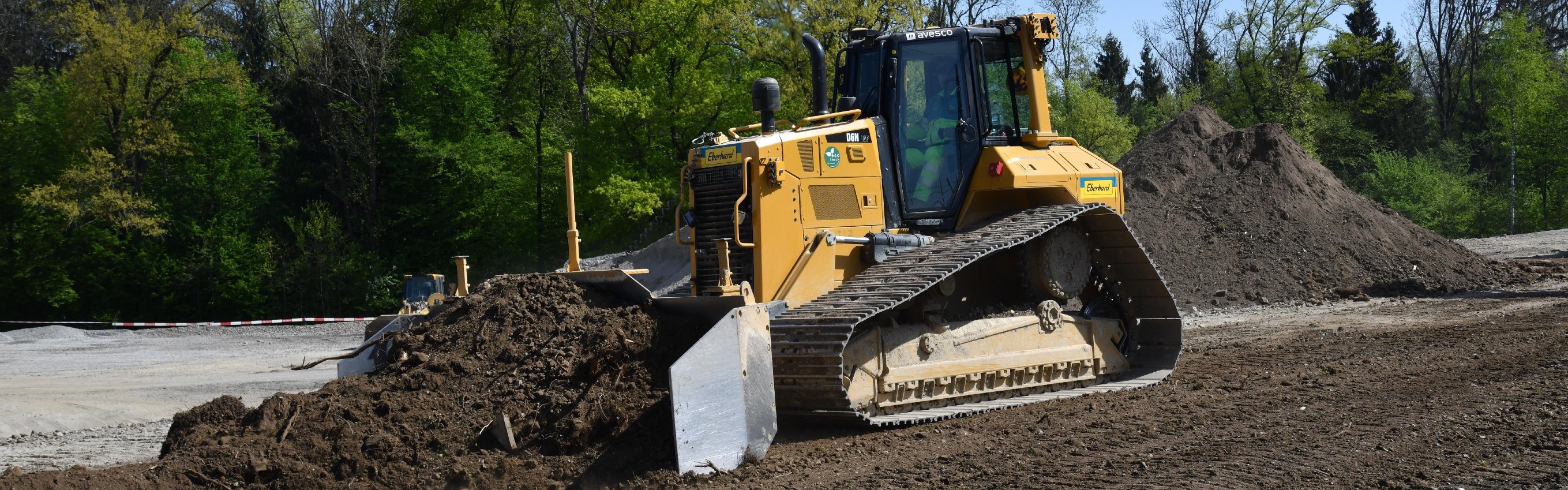 Einbau von Deponiematerial mit Bulldozer