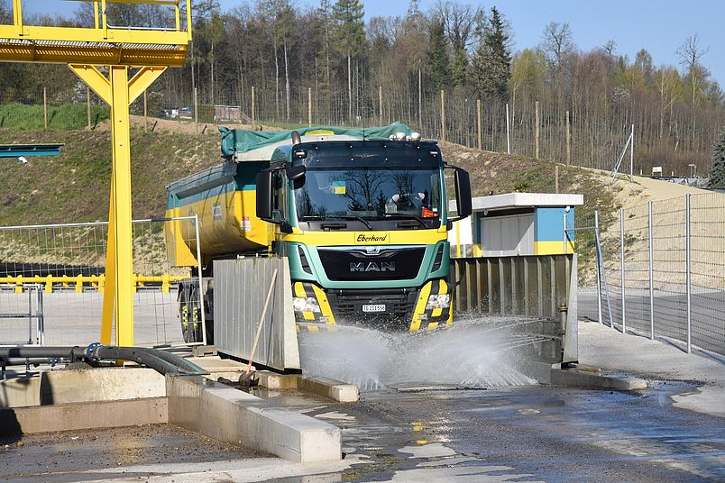 Die Reifenwaschanlage sorgt für saubere Strassen und staubfreie Luft