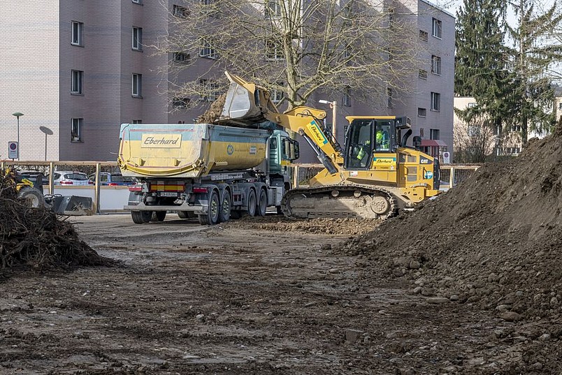 Verladen von Aushub auf einen LKW.