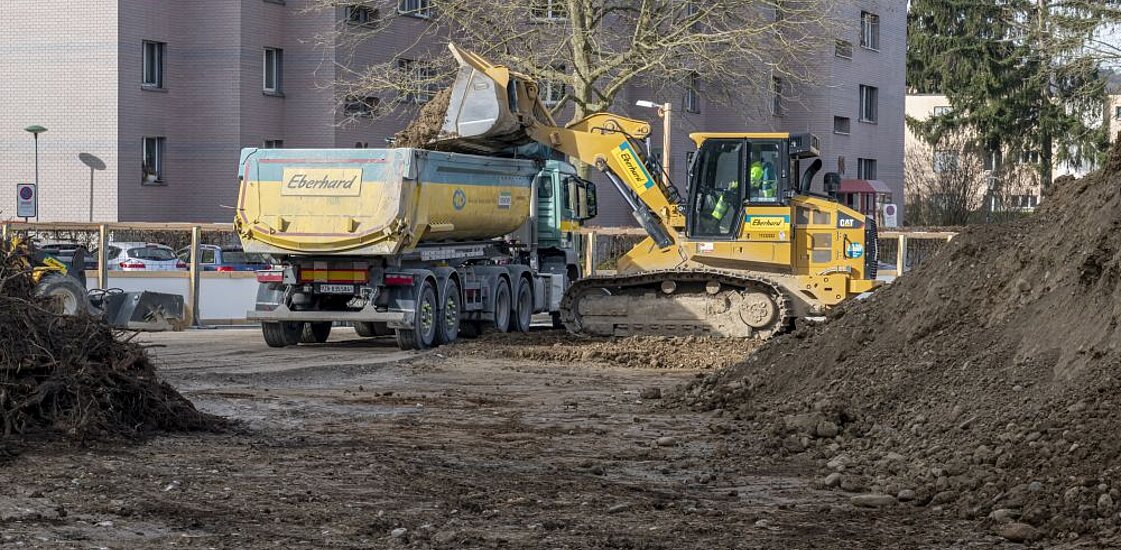 Verladen von Aushub auf einen LKW.