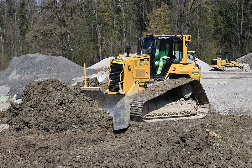 Einbau von Deponiematerial mit einem Bulldozer