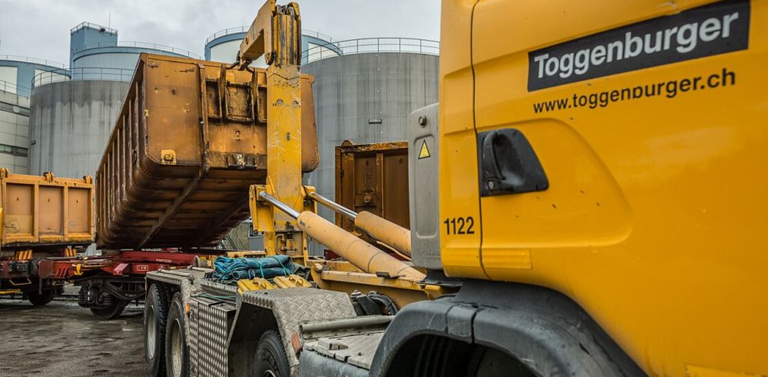 Toggenburger LKW lädt Container für den Bahnverlad auf.