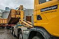 Toggenburger LKW lädt Container für den Bahnverlad auf.